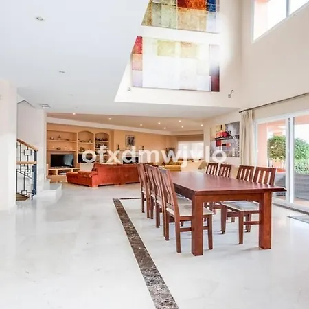 فيلة Andalucian Very Spacious 6 Bedroom With Pool